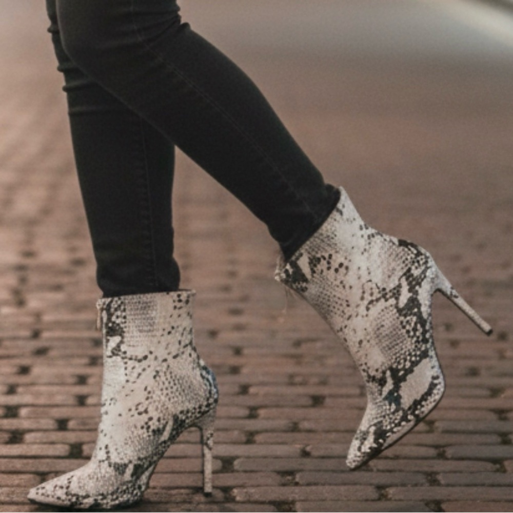 Steve Madden Armada Snake Print Ankle Boots Size 7